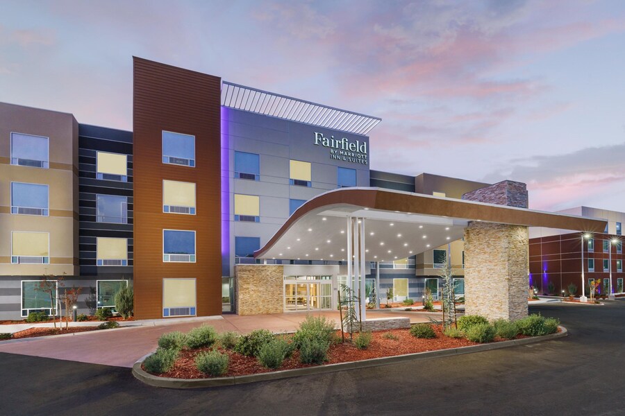 A modern hotel with a covered entrance, multiple floors, and a landscaped front area. - Fairfield Inn & Suites Oakhurst Yosemite (Oakhurst)
