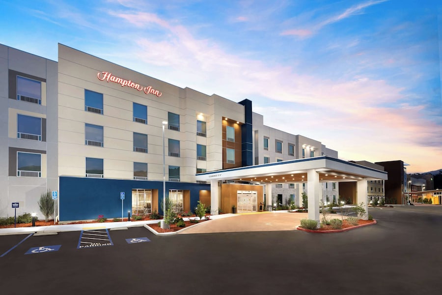 A Hampton Inn hotel with a modern facade, a covered entrance, and designated parking spaces. - Hampton Inn Oakhurst-yosemite, CA (Oakhurst)