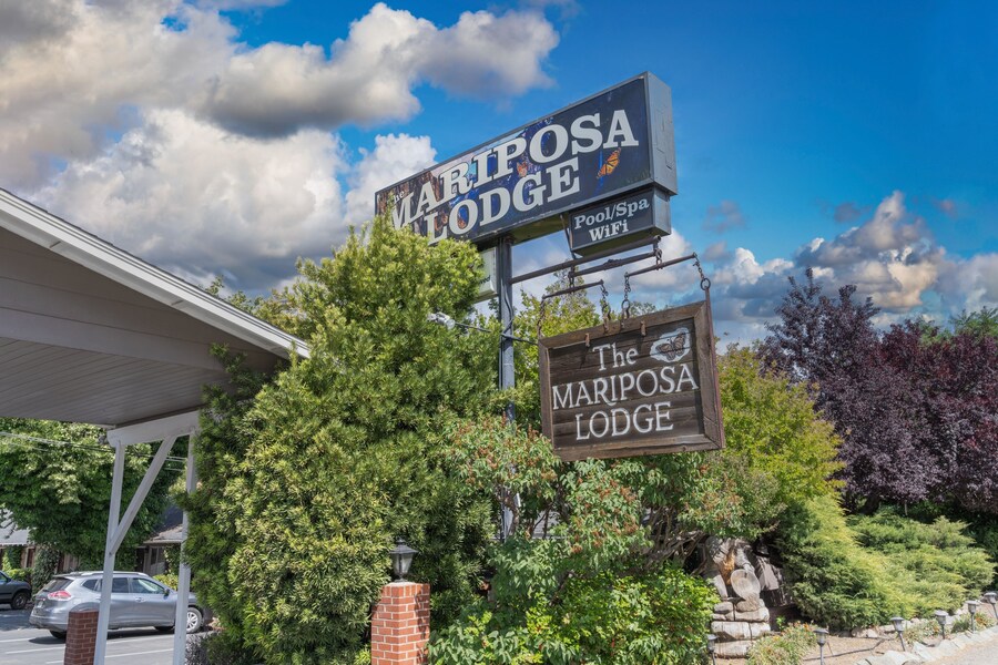 Mariposa Lodge entrance sign